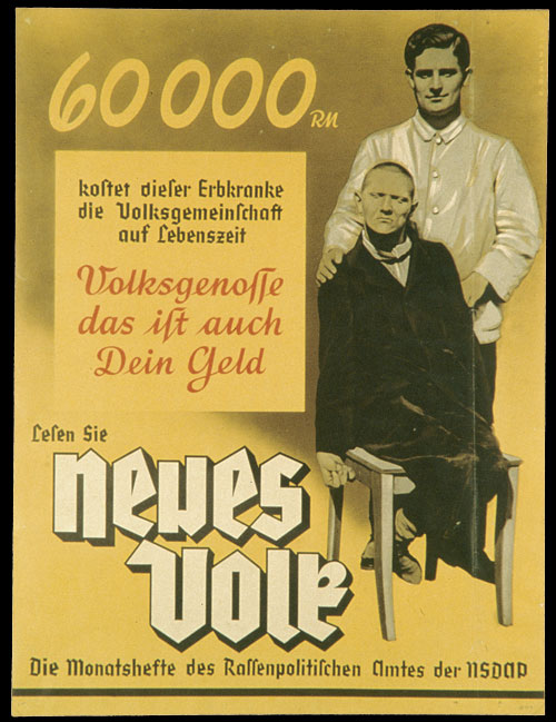 Affiche de propagande du régime nazi par le magazine Neues Volk comprenant une photo d'une personne handicapée avec un médecin et un texte traduit ci-après